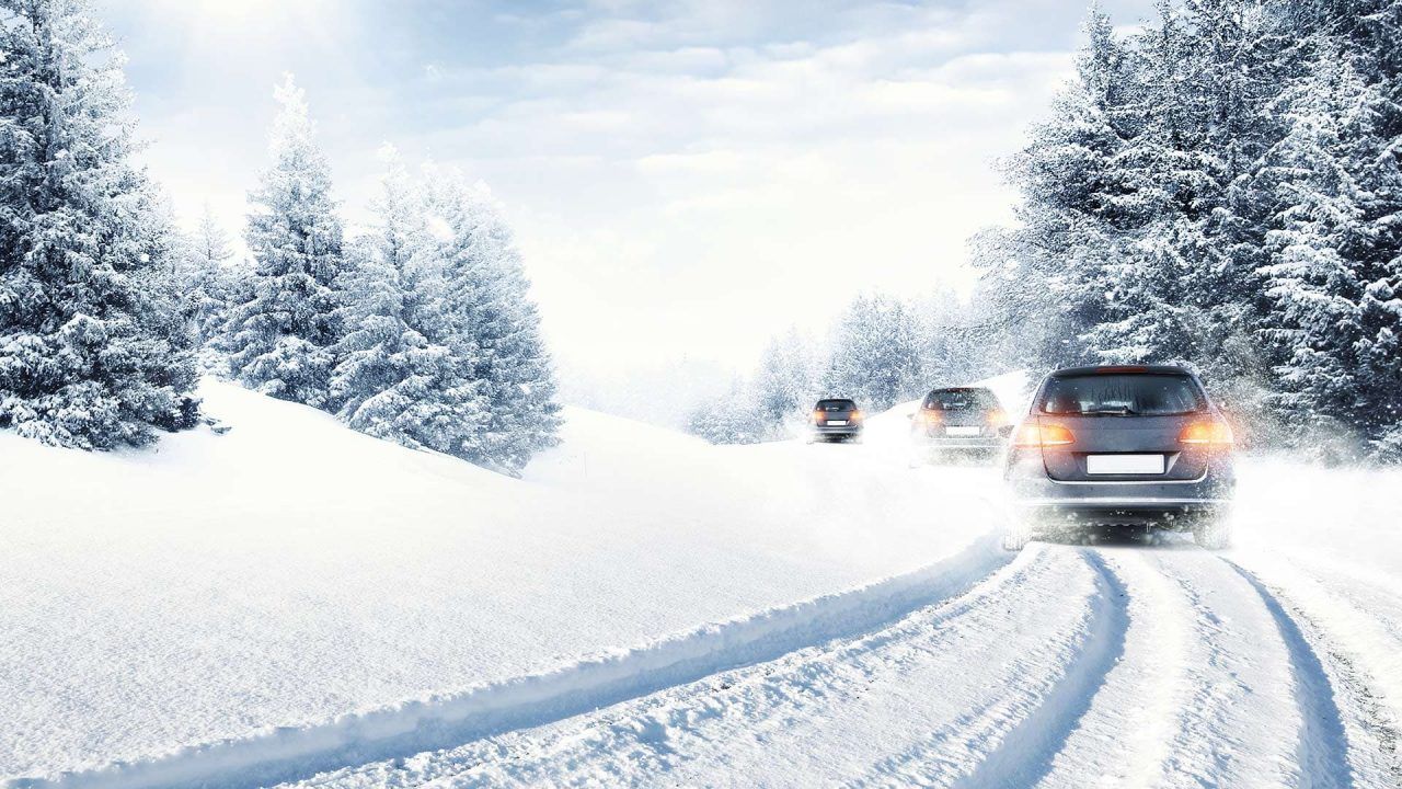 ¿Cómo preparar el coche si viajas a un pueblo de montaña este invierno?