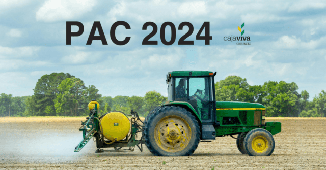 Tractor fumigando campo PAC 2024 Caja Viva Cajarural